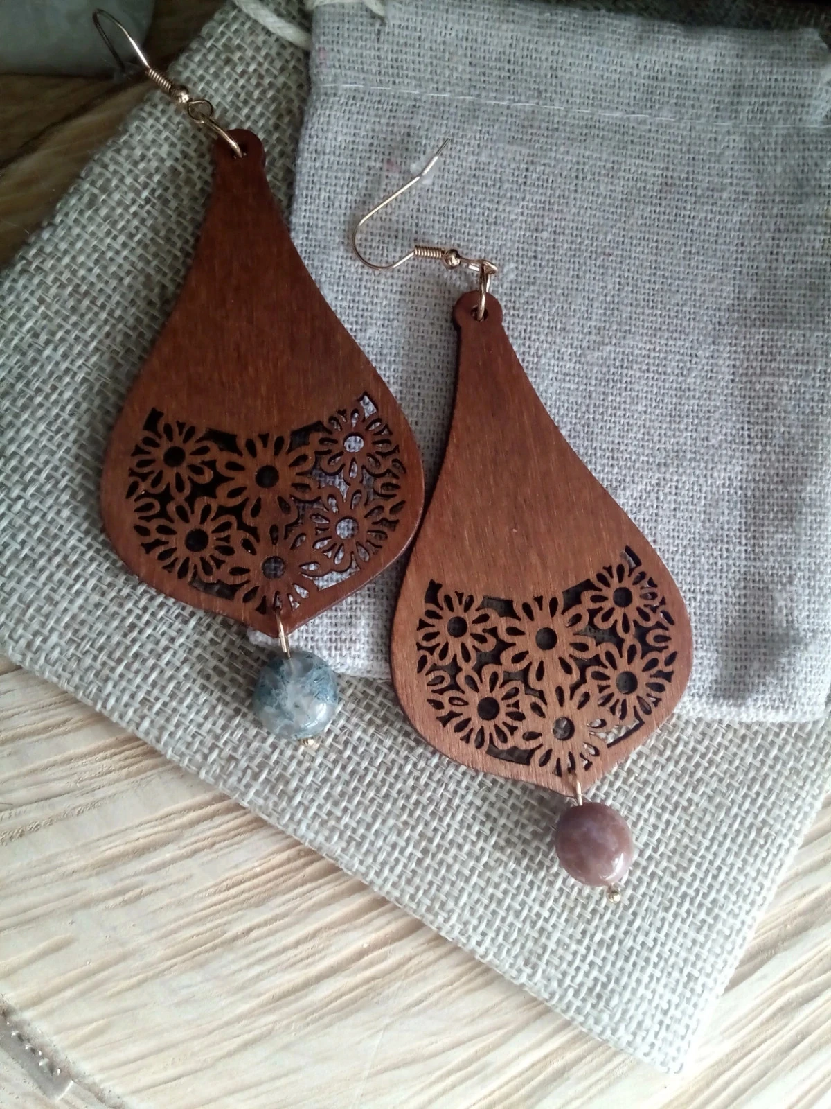 Boucles d'oreilles bohèmes en bois et pierres – photo 2